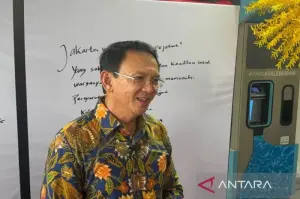 MANTAN Gubernur DKI Jakarta Basuki Tjahaja Purnama (Ahok) saat dijumpai di Pendopo Balai Kota Jakarta, Selasa (31/12/2024).* ANTARA/Lifia Mawaddah Putri.