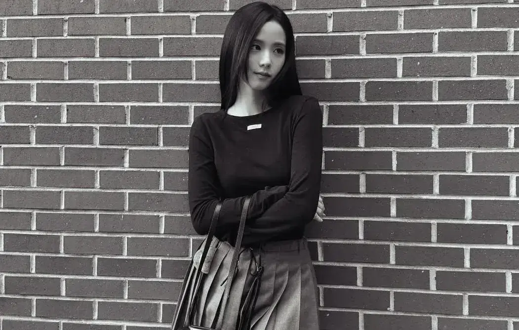 Personel BLACKPINK yang membintangi drama "Newtopia", Jisoo. Foto: Instagram @sooyaa__
