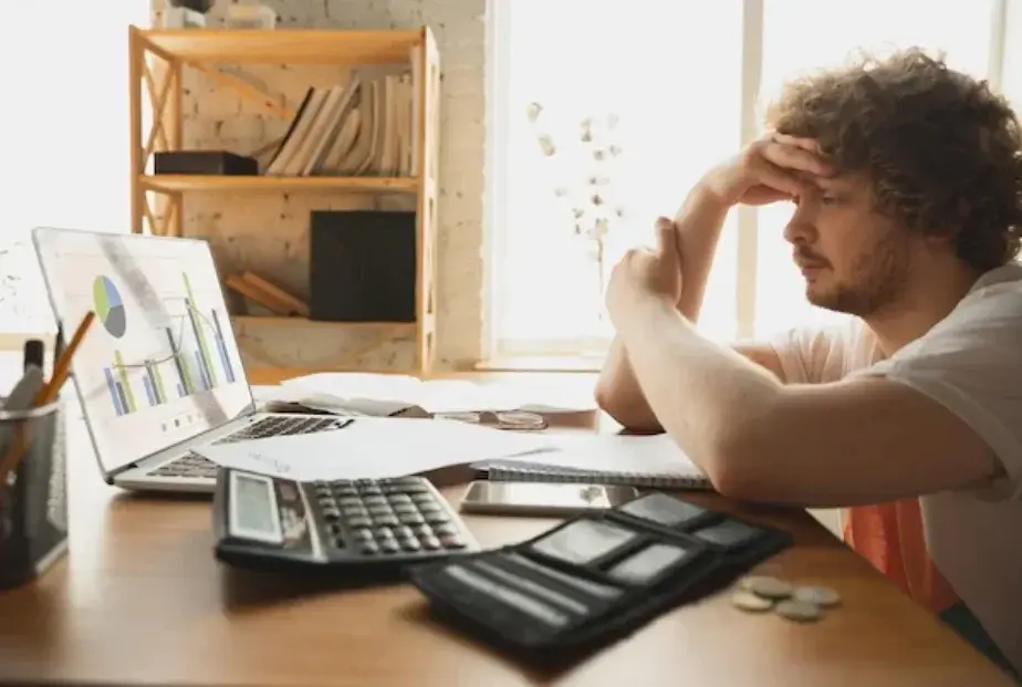 Ilustrasi seseorang yang melakukan kesalahan keuangan. Foto: Freepik