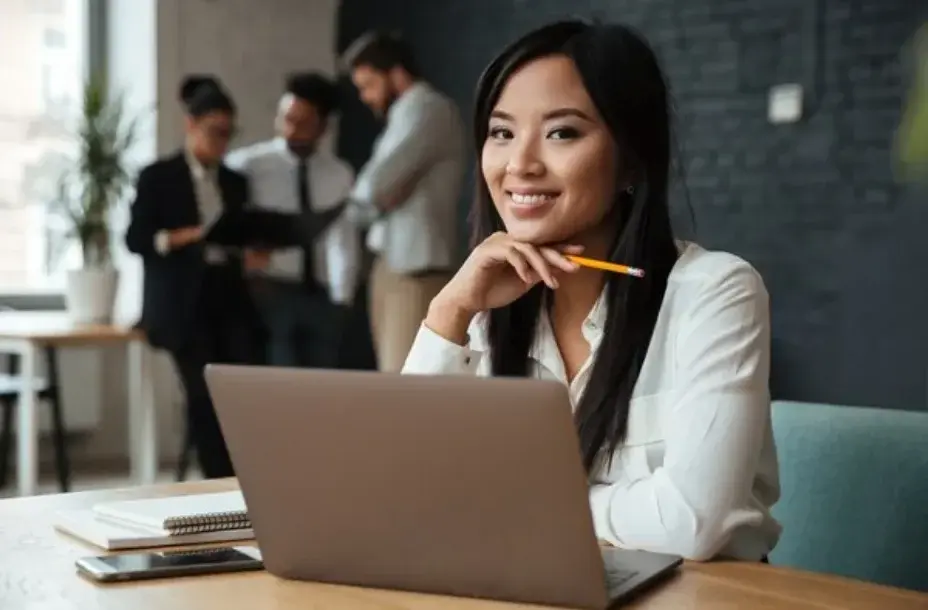 Ilustrasi pekerja kantoram yang memiliki keterampilan kerja. Foto: Freepik