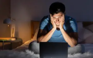 Ilustrasi seseorang yang kurang tidur karena begadang. Foto: Freepik