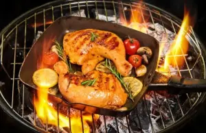 Ilustrasi mengadakan pesta di pesta kecil-kecilan saat malam tahun baru. Foto: Freepik