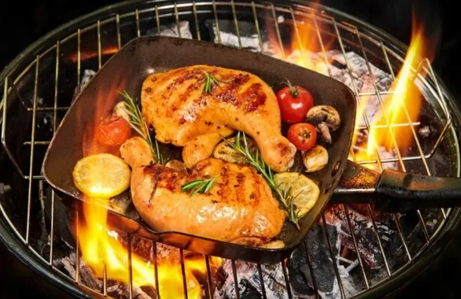 Ilustrasi mengadakan pesta di pesta kecil-kecilan saat malam tahun baru. Foto: Freepik