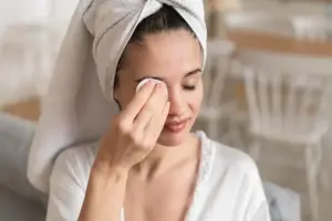 Ilustrasi membersihkan wajah di pagi hari. Foto: Freepik