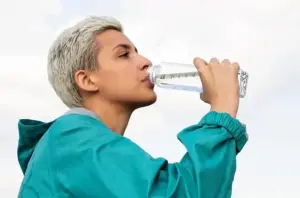 Ilustrasi minum air putih yang menjadi kebiasaan kecil yang baik. Foto: Freepik