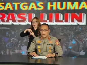 Kombes Pol Syamsu Ridwan, selaku Juru Bicara Operasi Lilin 2024, menyampaikan laporan terkini terkait situasi lalu lintas dan keamanan selama pelaksanaan operasi untuk mengamankan Natal dan Tahun Baru 2024/2025. (dok.Humas Polri) 