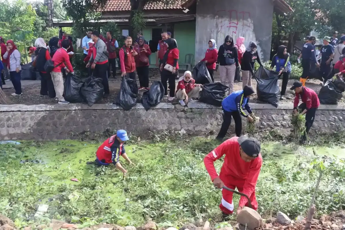 Atusias Masyarakat Gotong royong di HKSN ciptakan lingkungan bersih ndan bebas banjir. (Dok.way/divipromedia.com) Atusias Masyarakat Gotong royong di HKSN ciptakan lingkungan bersih ndan bebas banjir. (Dok.way/divipromedia.com)