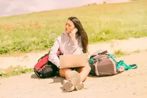 Ilustrasi perempuan solo traveling. Foto: Freepik