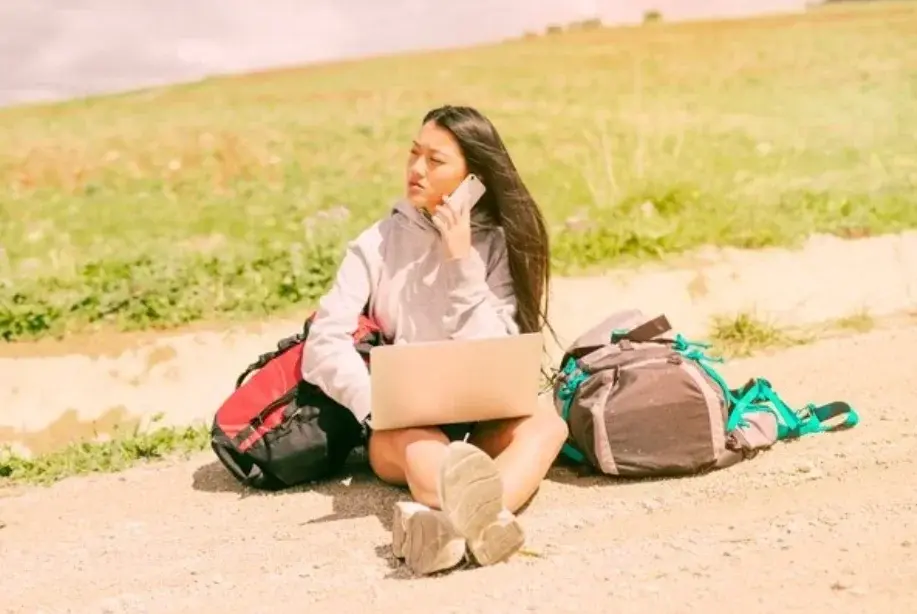 Ilustrasi perempuan solo traveling. Foto: Freepik