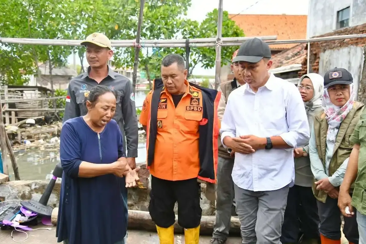 Penjabat Gubernur Jabar Bey Machmudin meninjau langsung lokasi bencana banjir rob di Kecamatan Legon Kulon, Kabupaten Subang, Ahad (15/12/2024) sore.* Foto: Humas Pemprov Jabar
