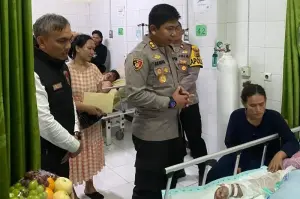 KAPOLRES Sukabumi AKBP Samian saat menjenguk korban penyiraman air keras yang dilakukan oleh suaminya warga Kampung Dukuhnara, Desa Pawenang, Kecamatan Nagrak, Kabupaten Sukabumi, Jabar yang sedang dirawat di RSUD Sekarwangi Cibadak pada Senin, (30/12/2024).*ANTARA/ (Aditya A Rohman)