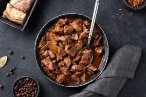 Ilustrasi rendang, makanan dibuat dari daging sapi yang saat ini sudah mendunia. Foto: Freepik