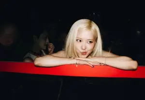 Anggota BLACKPINK yang menyanyikan lagu "Two Years", Rose. Foto: Instagram @roses_are_rosie