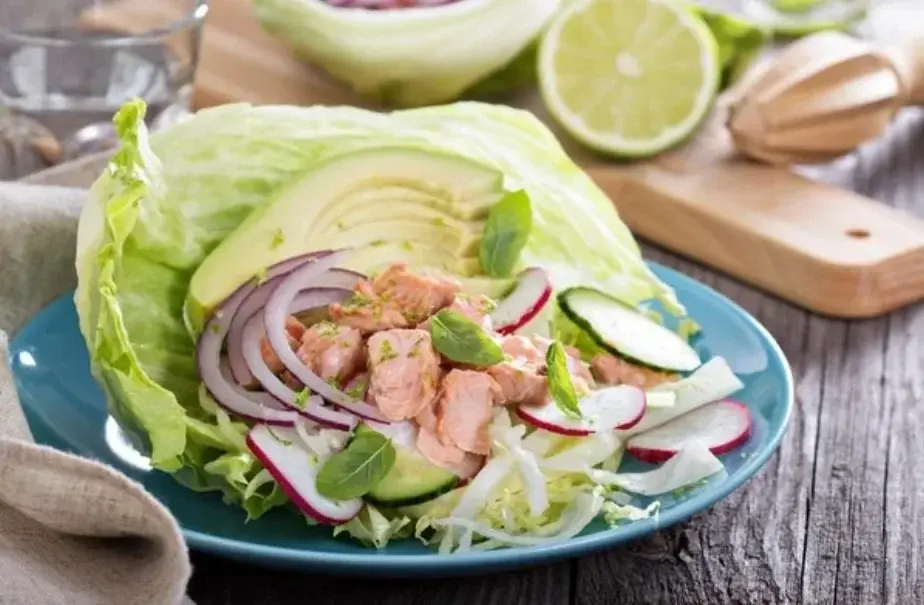 Ilustrasi salad ayam alpukat. Foto: Freepik