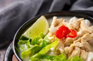 Ilustrasi soto ayam. Foto: Freepik