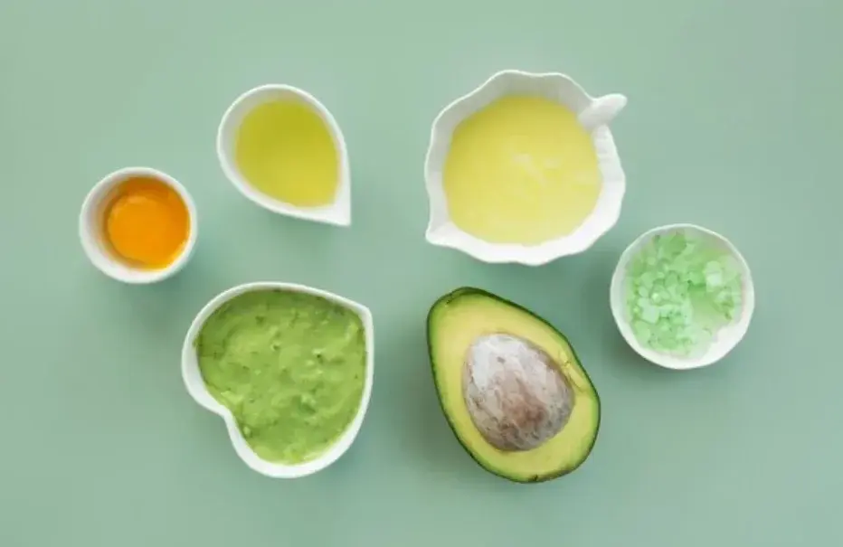 Ilustrasi alpukat dan minyak zaitun. Foto: Freepik