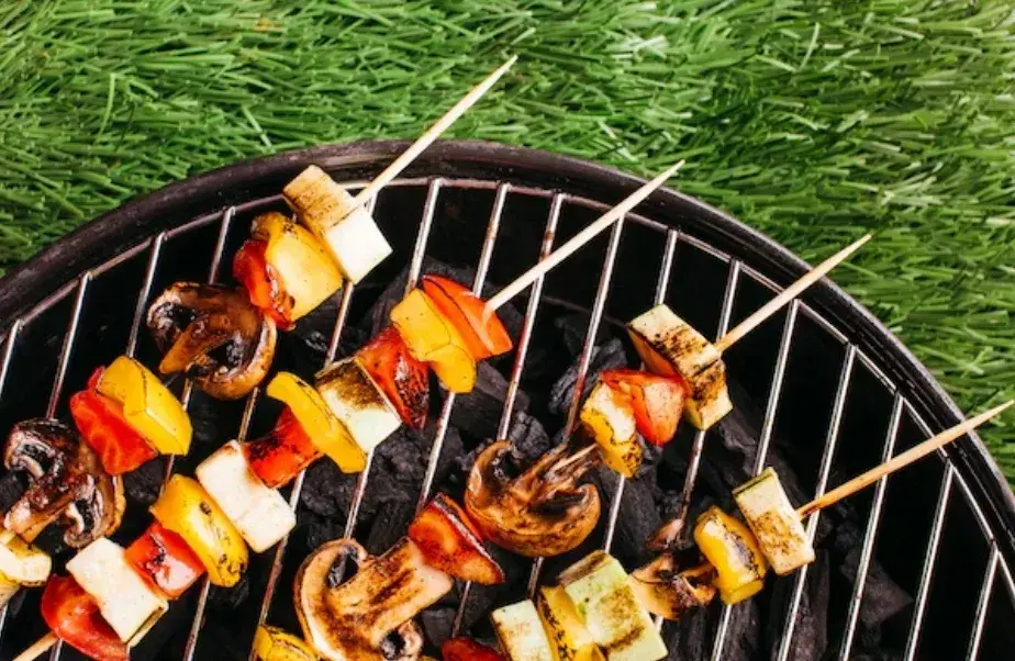 Ilustrasi membuat barbeque di tahun baru. Foto: Freepik
