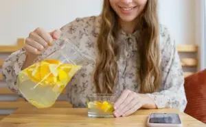 Ilustrasi seseorang minum air lemon hangat. Foto: Freepik