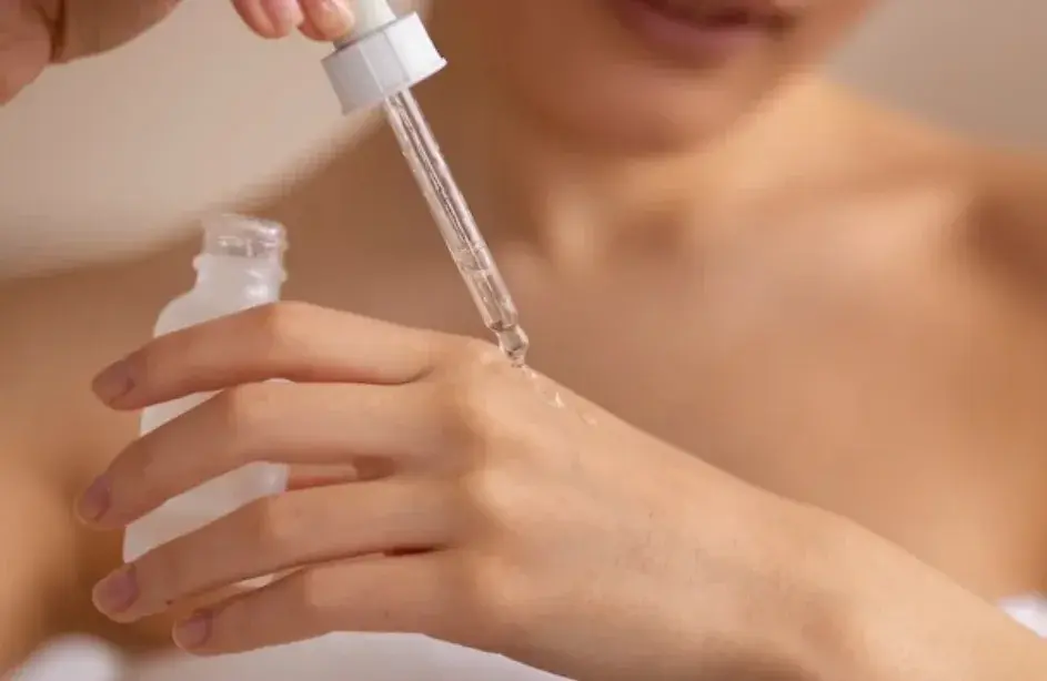 Ilustrasi seorang wanita menggunakan serum. Foto: Freepik