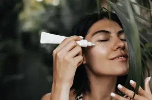 Ilustrasi wanita menggunakan sunscreen. Foto: Freepik