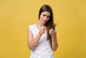 Ilustrasi rambut rontok yang merupakan tanda tubuh kekurangan vitamin. Foto: Freepik