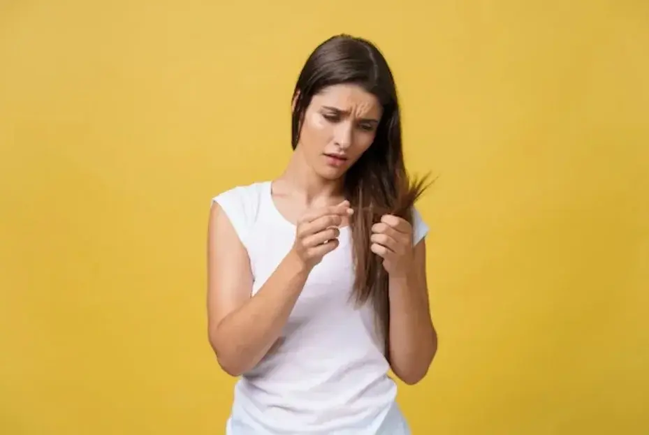 Ilustrasi rambut rontok yang merupakan tanda tubuh kekurangan vitamin. Foto: Freepik