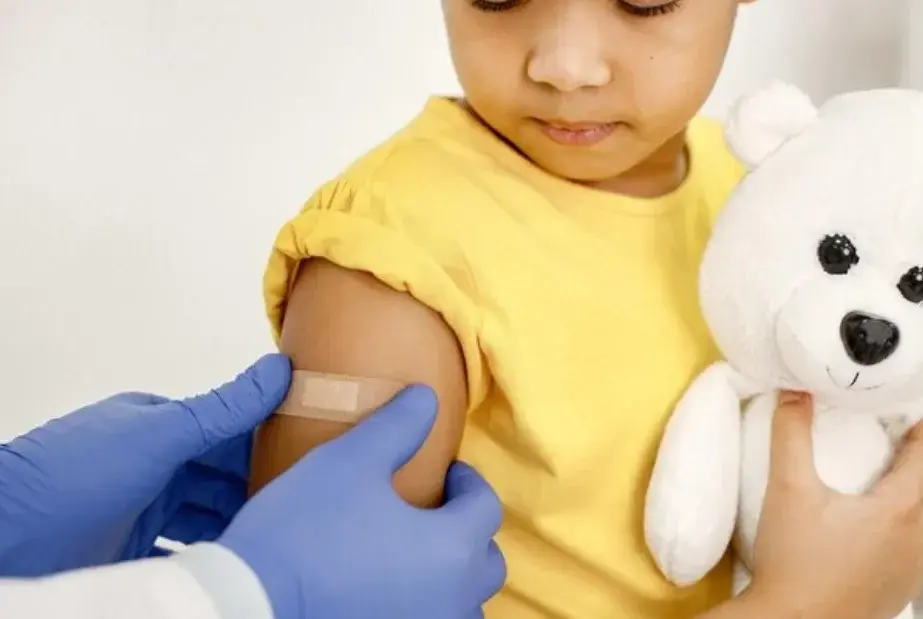 Ilustrasi vaksin anak. Foto: Freepik