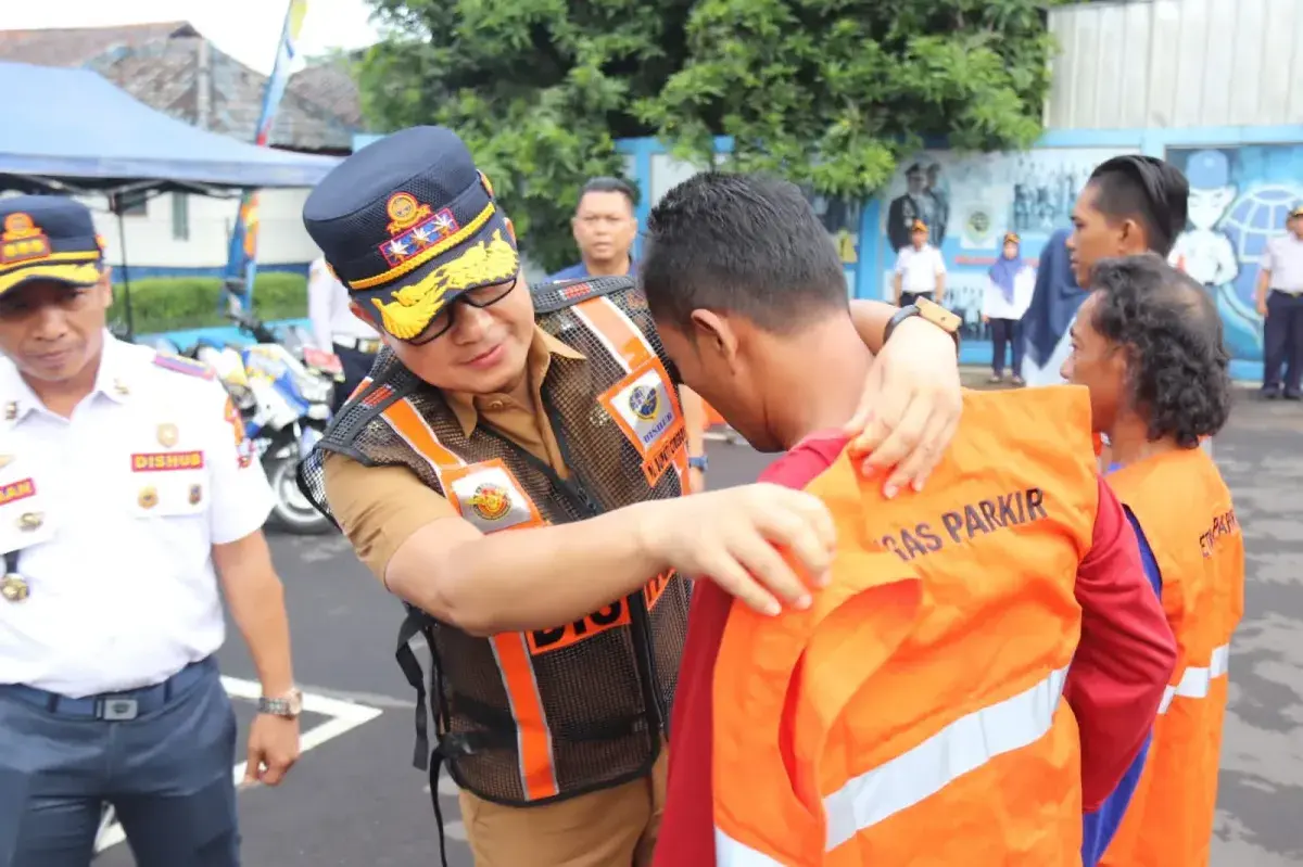  PJ Bupati Cirebon Pimpin Apel Siaga Jelang Nataru 2024-2025 di halaman Kantor Dinas Perhubungan Kabupaten CirebonArifudi. (Dok.way/divipromedia.com) 