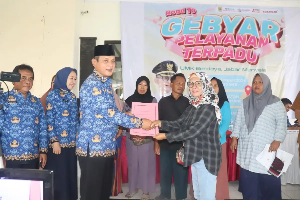 Pemerintah Kabupaten Cirebon melalui Dinas Penanaman Modal dan Pelayanan Terpadu Satu Pintu (DPMPTSP) menyelenggarakan Gebyar Pelayanan Terpadu (GPT) 2024. Acara ini berlangsung Selasa, (17/12/2024), di Gedung Olahraga Desa Dukupuntang, Kecamatan Dukupuntang. (Dok.way/divipromedia.com) 