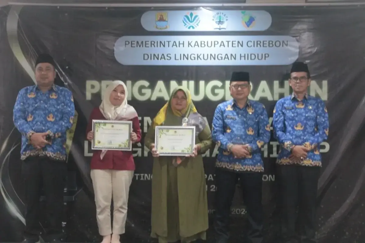 Pemerintah Kabupaten (Pemkab) Cirebon melalui Dinas Lingkungan Hidup (DLH) menggelar Penyerahan Penghargaan Sekolah Adiwiyata 2024 di Hotel Sutan Raja Cirebon. Pemerintah Kabupaten (Pemkab) Cirebon melalui Dinas Lingkungan Hidup (DLH) menggelar Penyerahan Penghargaan Sekolah Adiwiyata 2024 di Hotel Sutan Raja Cirebon.