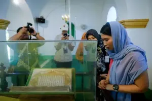 WAKIL Menteri Pariwisata Ni Luh Puspa saat mengunjungi Masjid Raya Sultan Riau Penyengat dalam rangkaian kunjungan kerjanya ke Kepulauan Riau, Senin (30/12/2024).* (ANTARA/HO-Kemenpar)