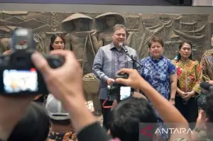 MENTERI Koordinator Bidang Perekonomian Airlangga saat meresmikan Program Belanja di Indonesia Aja (BINA) Diskon 2024 yang berlangsung dari tanggal 20 hingga 29 Desember 2024, Jakarta, Jumat (20/12/2024).* (ANTARA/HO-Kementerian Koordinator Bidang Perekonomian)