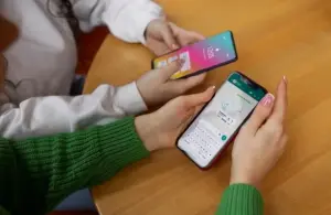 Aplikasi WhatsAppa meluncurkan sistem AI untuk memudahkan penggunanya. Foto: Freepik