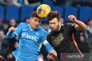 Pesepak bola Napoli Giovanni Di Lorenzo (kiri) berduel dengan pesepak bola Venezia Marin Sverko dalam pertandingan Liga Italia di Stadion Diego Armando Maradona, Napoli, Itaia, Minggu (29/12) malam WIB. Napoli mengalahkan Venezia dengan skor 1-0 lewat gol yang dicetak pemain pengganti Giacomo Raspadori pada menit ke-79.* ANTARA FOTO/Xinhua/Alberto Lingria/tom.