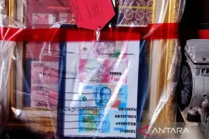 SALAH satu barang bukti uang palsu saat rilis kasus pengungkapan uang palsu (upal) di Mapolres Gowa, Sulawesi Selatan, Kamis (19/12/2024).* ANTARA/Darwin Fatir.