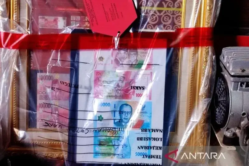 SALAH satu barang bukti uang palsu saat rilis kasus pengungkapan uang palsu (upal) di Mapolres Gowa, Sulawesi Selatan, Kamis (19/12/2024).* ANTARA/Darwin Fatir.