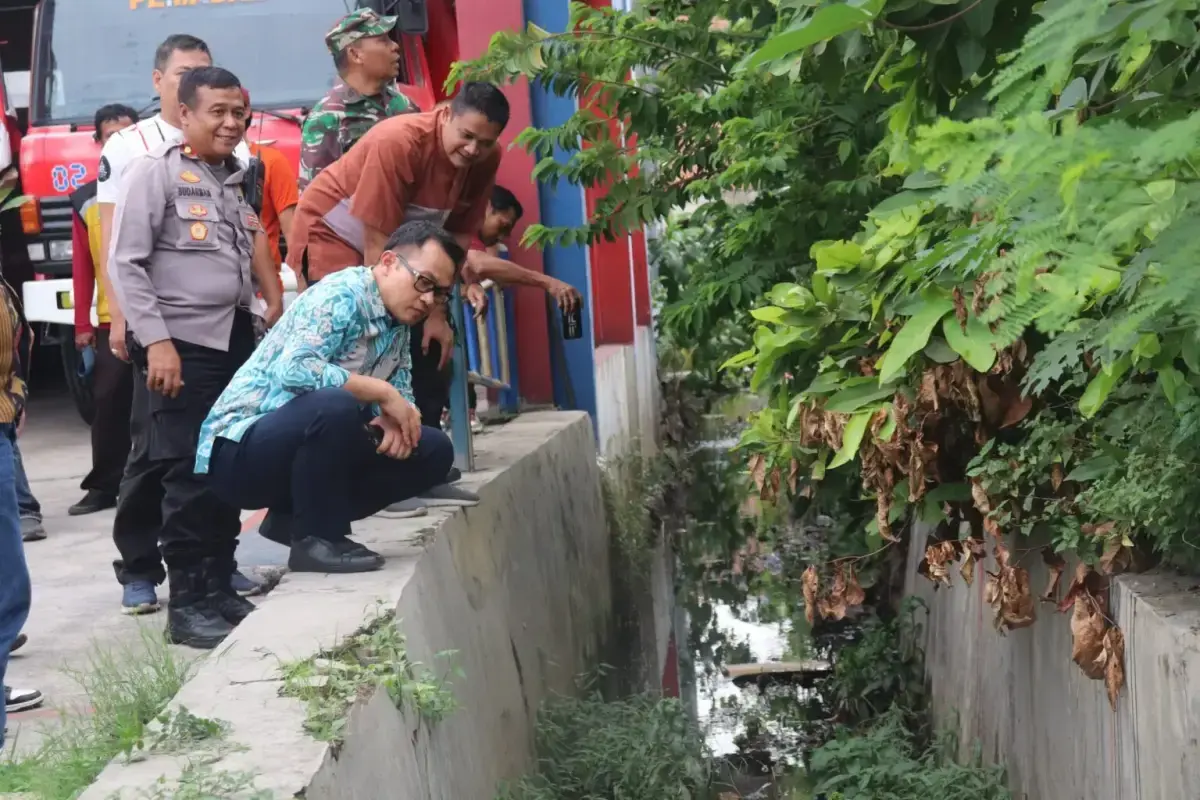 PENJABAT Bupati Cirebon, Wahyu Mijaya, turun langsung meninjau gorong-gorong yang menjadi penyebab genangan di Desa Weru Kidul, Kecamatan Weru,* Foto: Humas Pemkab Cirebon