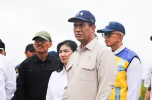 Dokumentasi - Menteri Pertanian Andi Amran Sulaiman (kedua kanan) dalam kunjungan kerja di wilayah Kalimantan Selatan.* ANTARA/HO-Humas Kementan