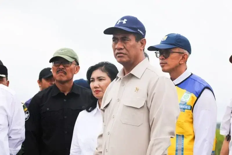 Dokumentasi - Menteri Pertanian Andi Amran Sulaiman (kedua kanan) dalam kunjungan kerja di wilayah Kalimantan Selatan.* ANTARA/HO-Humas Kementan