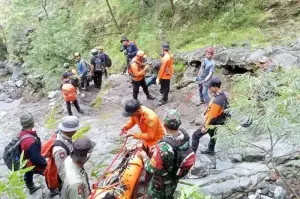 Basarnas Bali dan tim SAR gabungan saat evakuasi jenazah WNA Korea Selatan di Gunung Agung, Denpasar, Jumat (3/1/2025).* (ANTARA/ho-Basarnas Bali)