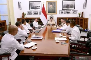 Presiden Prabowo Subianto memberikan arahan-arahan kepada Jaksa Agung, ST Burhanuddin, seluruh jaksa agung muda Kejaksaan Agung, Kepala PPTK, Ivan Yustiavandana, dan Plt Kepala BPKP, Muhammad Yusuf Ateh, dalam rapat terbatas di Istana Merdeka, Jakarta, Senin (13/1/2024). ANTARA/HO-BPMI Sekretariat Presiden