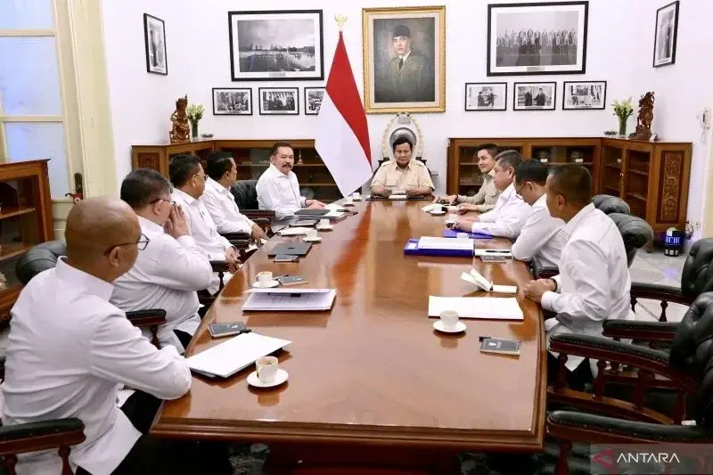Presiden Prabowo Subianto memberikan arahan-arahan kepada Jaksa Agung, ST Burhanuddin, seluruh jaksa agung muda Kejaksaan Agung, Kepala PPTK, Ivan Yustiavandana, dan Plt Kepala BPKP, Muhammad Yusuf Ateh, dalam rapat terbatas di Istana Merdeka, Jakarta, Senin (13/1/2024). ANTARA/HO-BPMI Sekretariat Presiden