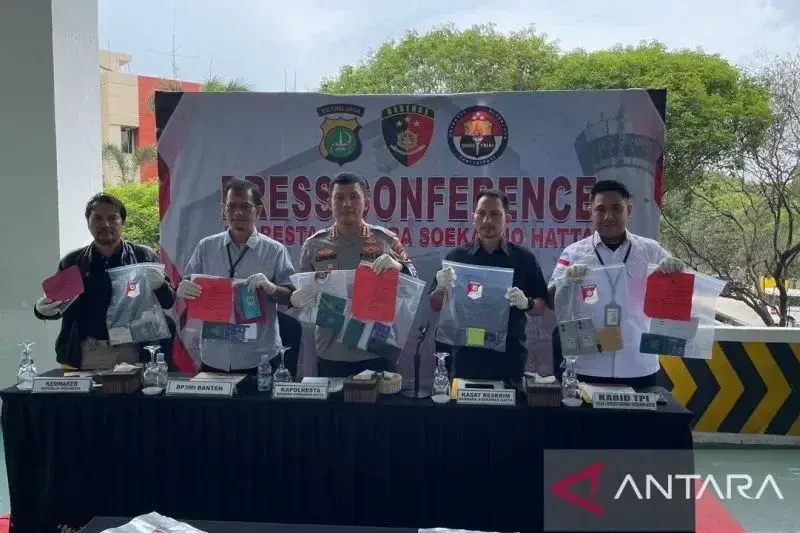 Kapolresta Bandara Soetta Kobes Pol Ronald Sipayung menunjukan sejumlah barang bukti hasil ungkap kasus TPPO (Azmi Samsul Maarif)