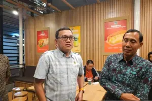 Menteri P2MI Abdul Kadir Karding saat menyambut kedatangan WNI korban penyekapan di Myanmar. (Azmi)