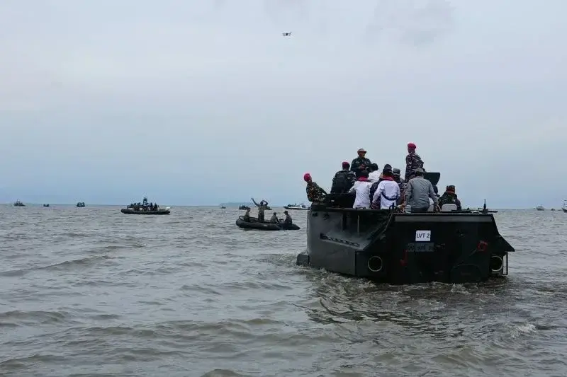 Sebanyak 1.500 personel dari jajaran Tentara Nasional Indonesia (TNI) Angkatan Laut (AL), Kementerian Kelautan dan Perikanan (KKP) beserta nelayan kembali membongkar pagar laut di sepanjang perairan pesisir pantai utara (pantura), Kabupaten Tangerang, Banten pada Rabu. ANTARA/Azmi Samsul Maarif