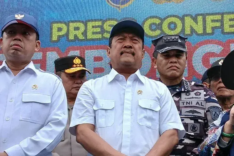 Menteri Kelautan dan Perikanan Sakti Wahyu Trenggono memberikan keterangan pers di Kabupaten Tangerang, Banten (Azmi Samsul Maarif)