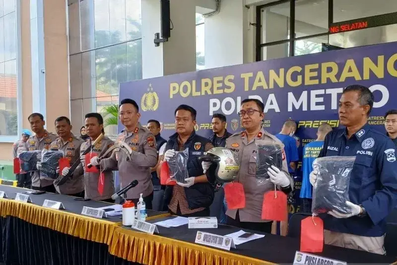 Kepolisian Resor (Polres) Tangerang Selatan (Tangsel), Polda Metro Jaya, berhasil menangkap para pelaku terduga pengeroyokan dengan penyiraman air keras terhadap anggota Polsek Ciputat Timur Briptu Fadel Ramos dan mitra polisi Dion Saputra yang terjadi pada Kamis (16/1/2025). (ANTARA/Azmi Samsul Maarif)