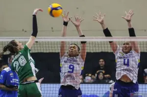 Pevoli putri Yogya Falcon Sabina Altynbekova (kiri) smes bola ke arah pevoli putri Bandung bjb Tandamata Khalisa Azilia Rahma (kiri) dan Myrasuci Indriani (kanan) dalam pertandingan putaran pertama pekan pertama PLN Mobile Proliga 2025 di GOR Jatidiri, Semarang, Jawa Tengah, Minggu (5/1/2025).* ANTARA FOTO/Makna Zaezar/nym.