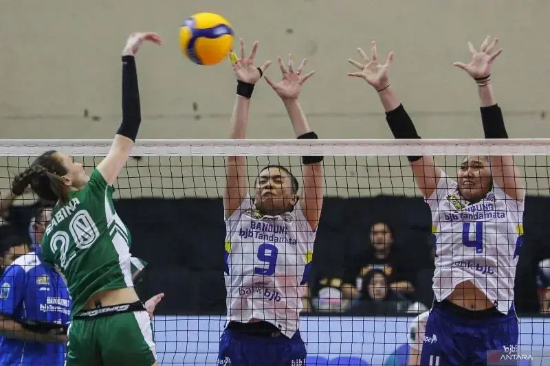 Pevoli putri Yogya Falcon Sabina Altynbekova (kiri) smes bola ke arah pevoli putri Bandung bjb Tandamata Khalisa Azilia Rahma (kiri) dan Myrasuci Indriani (kanan) dalam pertandingan putaran pertama pekan pertama PLN Mobile Proliga 2025 di GOR Jatidiri, Semarang, Jawa Tengah, Minggu (5/1/2025).* ANTARA FOTO/Makna Zaezar/nym.