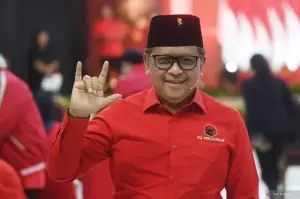 Dokumentasi - Sekjen PDI Perjuangan Hasto Kristiyanto memberikan salam tiga jari saat perayaan HUT Ke-52 PDI Perjuangan di Jakarta, Jumat (10/1/2025). HUT PDI Ke-52 Perjuangan mengangkat tema satyam eva jayate (hanya kebenaran yang berjaya), api perjuangan nan tak kunjung padam. ANTARA FOTO/Akbar Nugroho Gumay/foc.